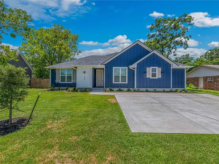 1220 Neal Pickett Dr — Photo 2