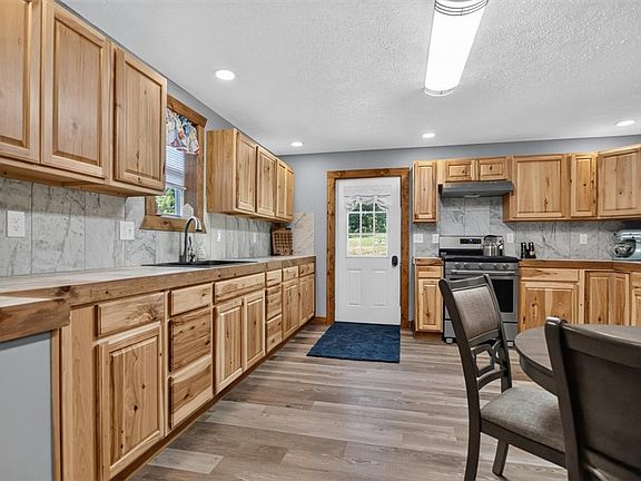 5th image of 153 W Dezeng St