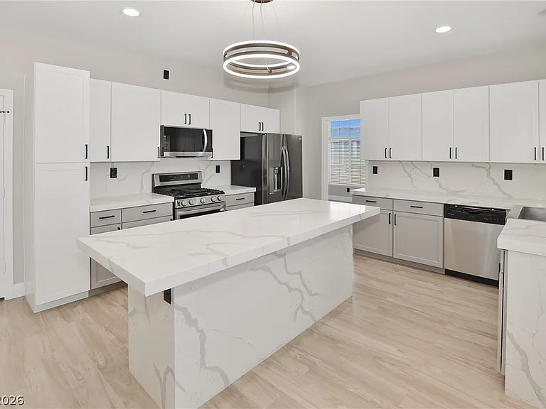 747 Canyon Crest Dr — Photo 8