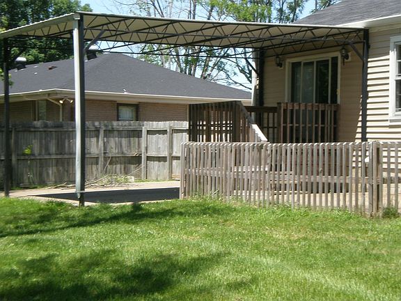 Fenced yard,carport,extra fenced area for child or pet