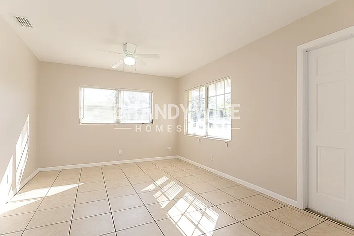 4301 W Bay Ave — Photo 4