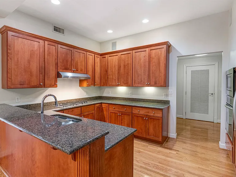 112 5th St SE #3D — Photo 9