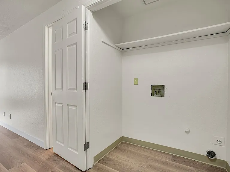 Carlton Square Apartments — Photo 31