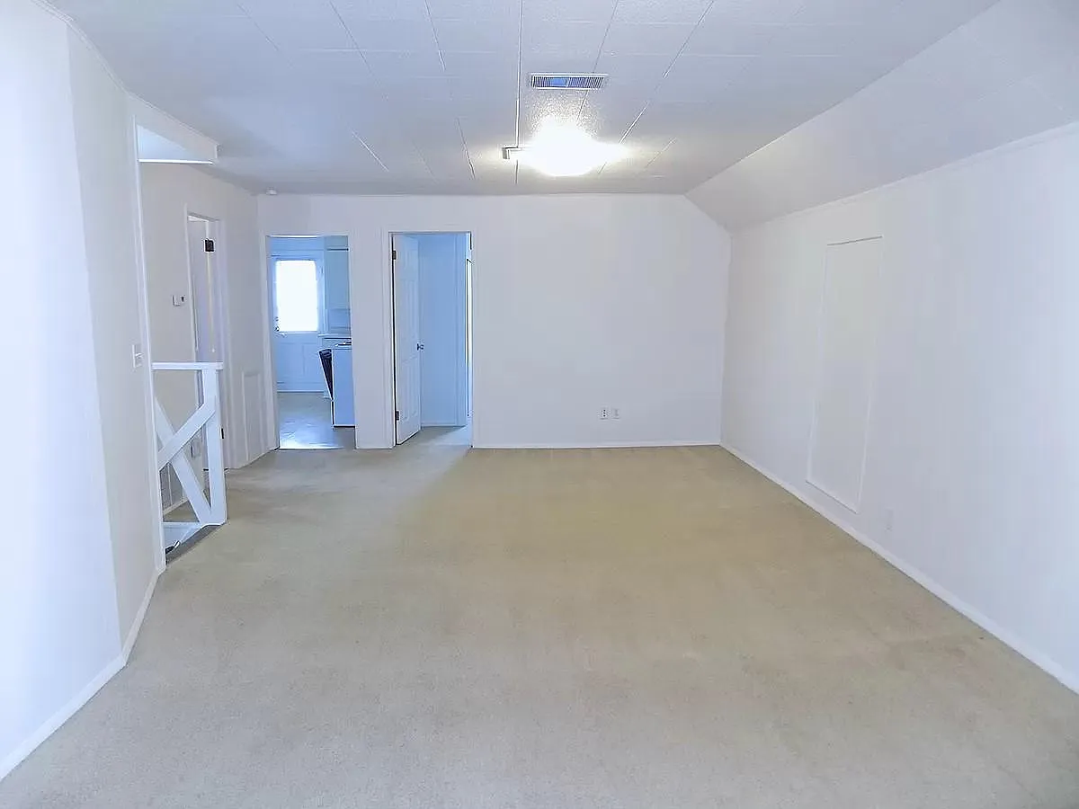 313 W Broadway St — Photo 3