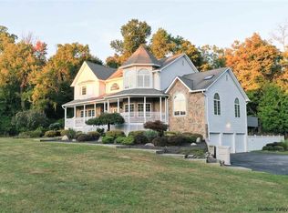 2 Green Valley Ct, New Windsor, NY 12553