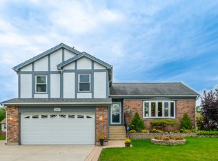 1090 Gloria Dr, Elk Grove Village, IL 60007