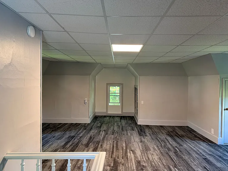 110 E Snow St — Photo 12