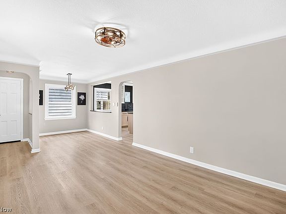 3rd image of 6907 Greenleaf Ave