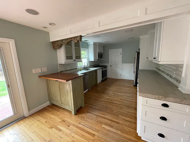987 Hymettus Ave W — Photo 11