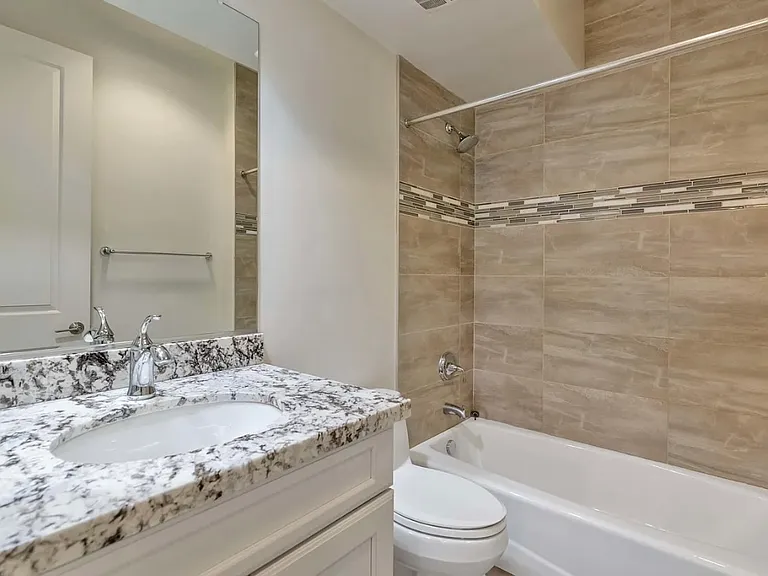 421 W 6th St #1016 — Photo 16