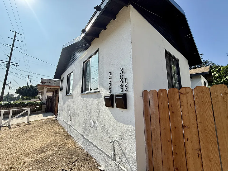 Front of the building / Frente del edificio