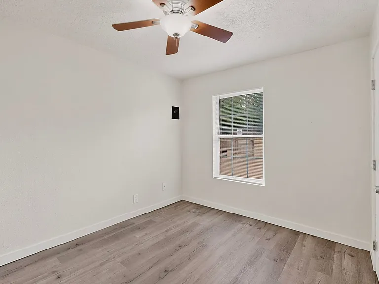 1846 Henry Cir SW — Photo 43