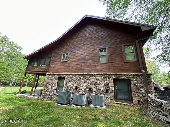 9th image of 150 Red Oak Dr