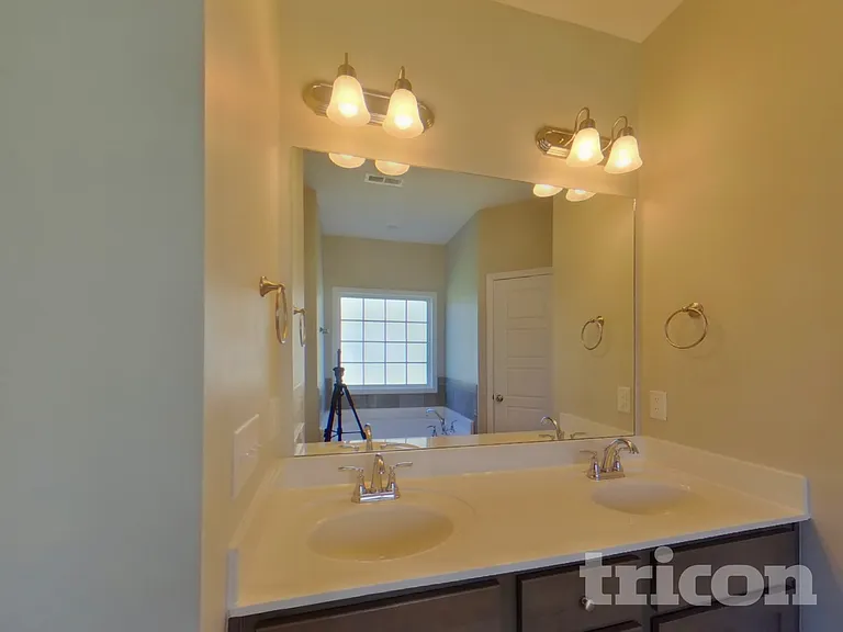 820 Ellyson Dr — Photo 9