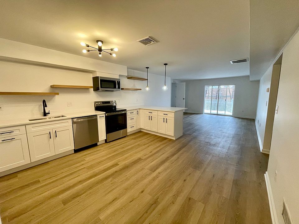 Kitchen/dining area and Livingroom
