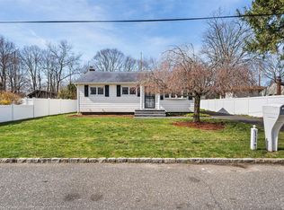 117 N Arizona Rd, West Babylon, NY 11704