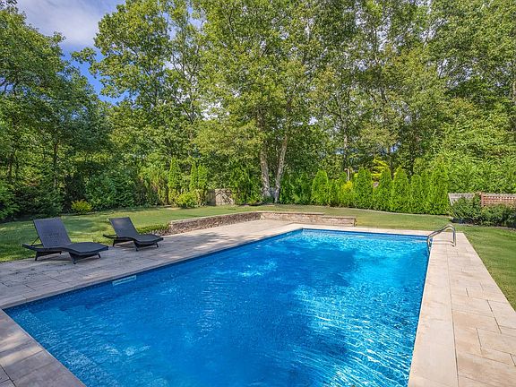 3rd image of 20 Bay Woods Dr