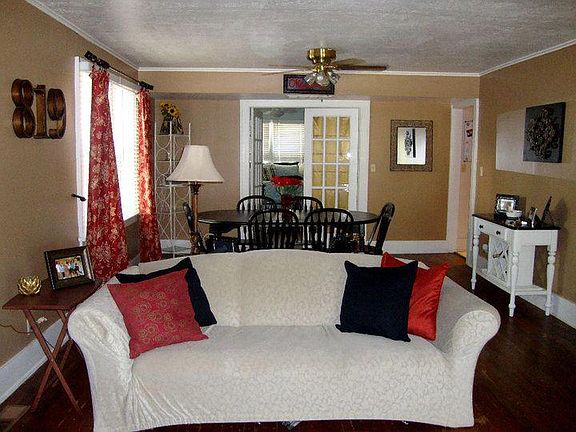 5th image of 819 College Ave