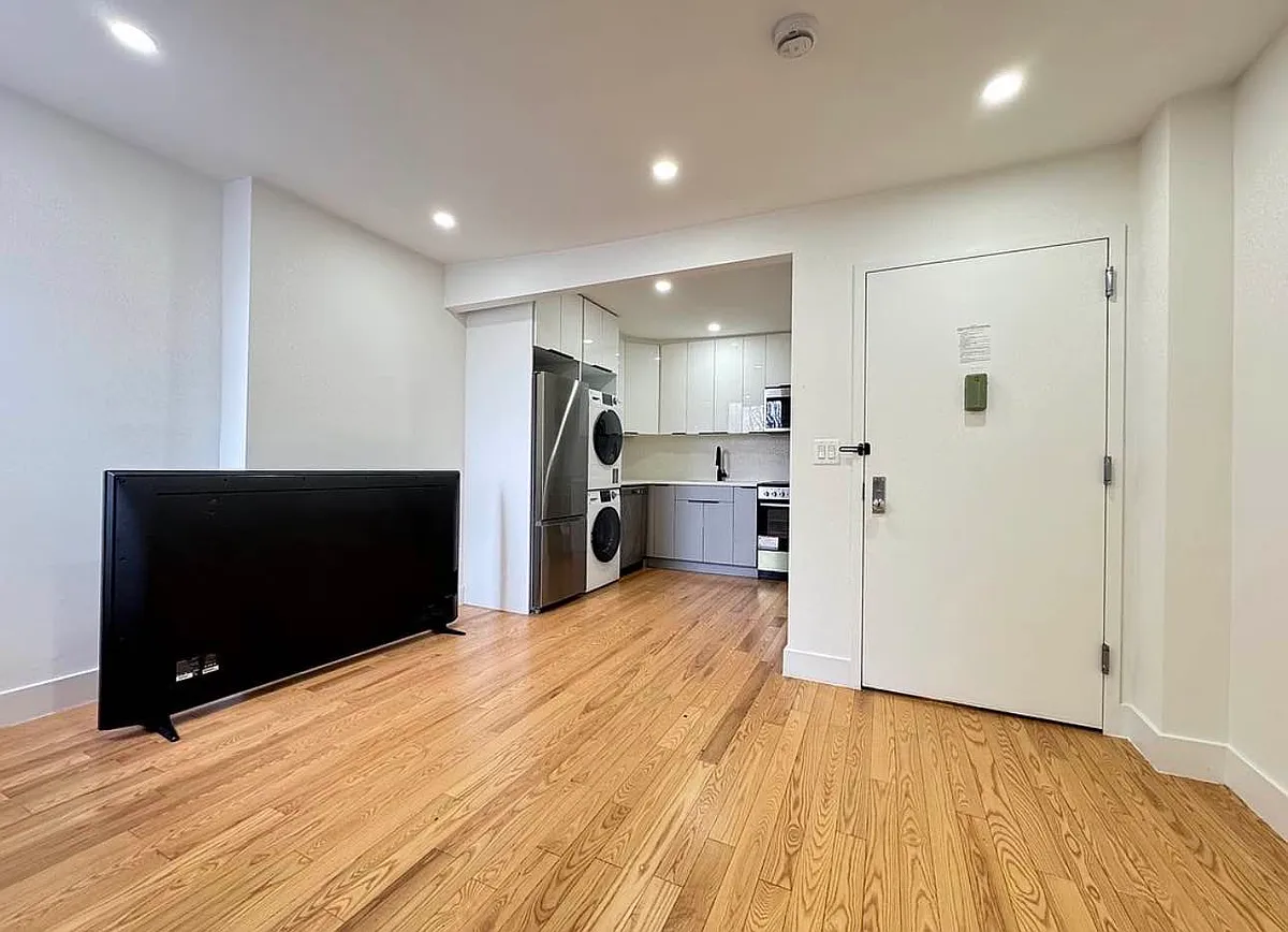 Building Photo - 2322 Bedford Ave #3R