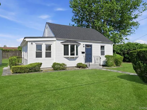 310 west drive, Copiague, NY 11726