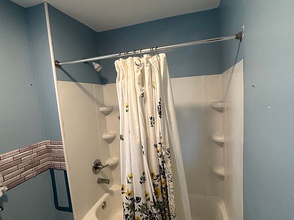 3rd image of 653 Hamilton St Floor 1