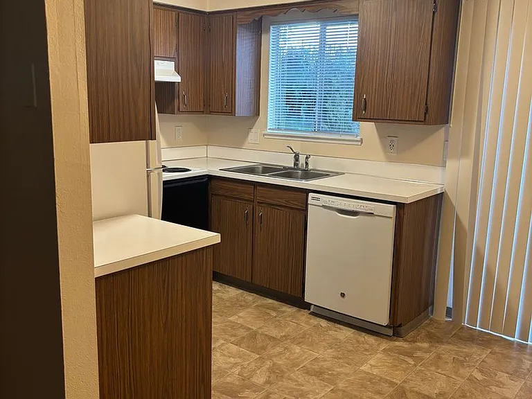 1 Bedroom 1 Bathroom at Hollywood Park Apartments — Photo 7