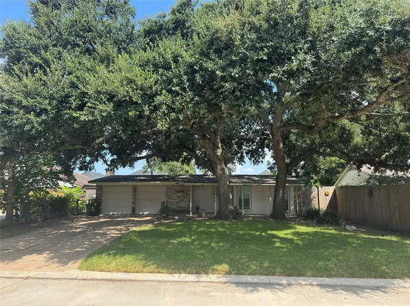 2406 Bayou Dr, League City, TX 77573