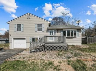 21 Peacock Ln, Poughkeepsie, NY 12601
