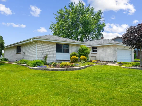 11 E Appletree Ln, Arlington Heights, IL 60004