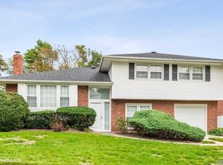 6 Elmwood Ct, Plainview, NY 11803