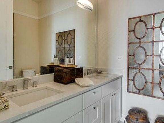 3rd image of 4421 N Clark St #204