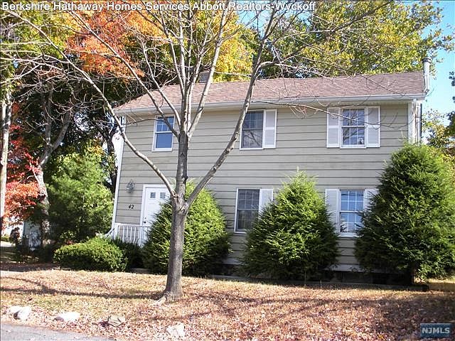 2nd image of 42 Mechanic St