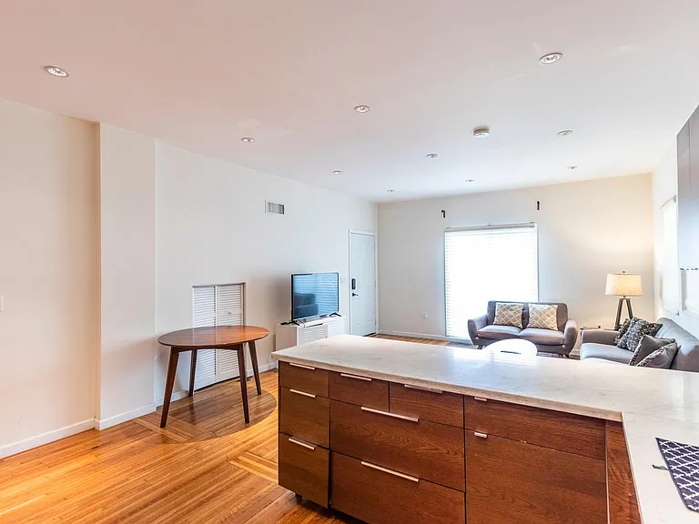 2419 W 18th St #2 — Photo 4