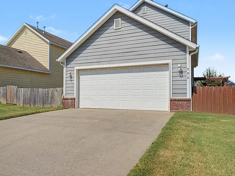 592 N Longfellow Ln — Photo 20