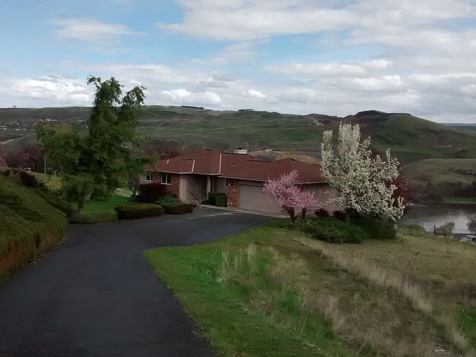 View of home down the drive