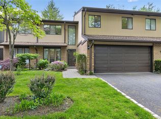 36 Wimbledon Dr, Roslyn, NY 11576