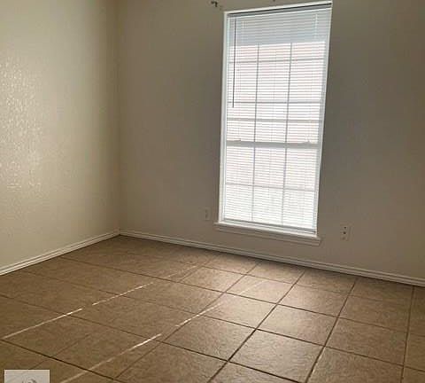 5th image of 2714 E Mark Cir