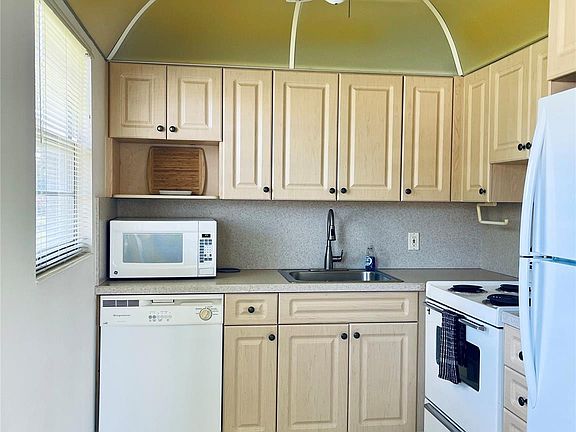 2nd image of 174 Oakridge L #174