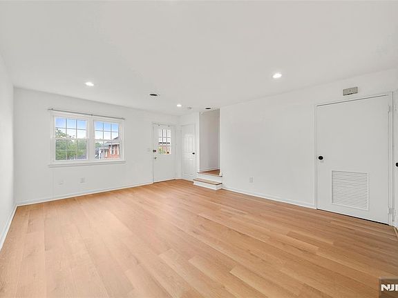 3rd image of 156 Parkview Dr #24