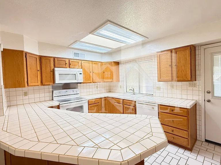 15076 N Escondido Dr #B — Photo 7