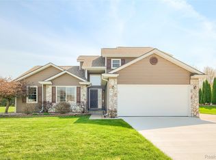 1447 Crystal Pond Dr, Davison, MI 48423