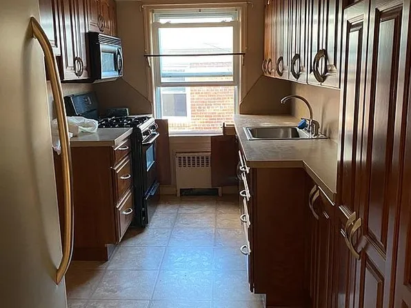 20902 42nd Ave, Flushing, NY 11361