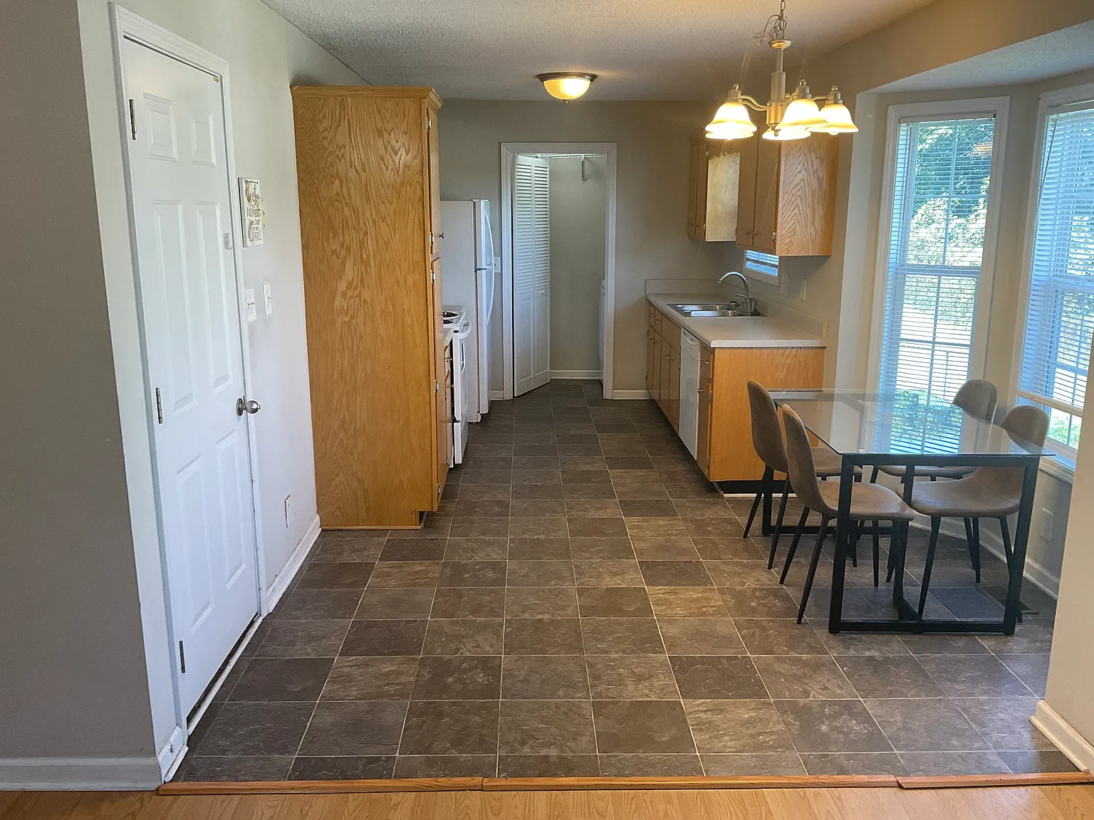 3 bed, 1125 sqft, $1,300 — Photo 3
