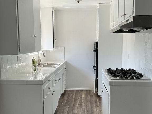 2nd image of 833 N Hudson Ave #5