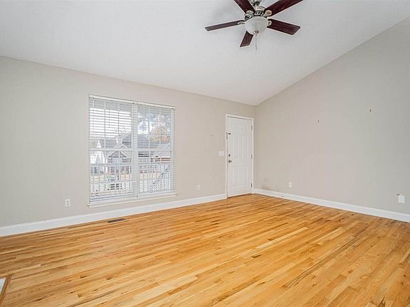4th image of 300 Oak Creek Cir