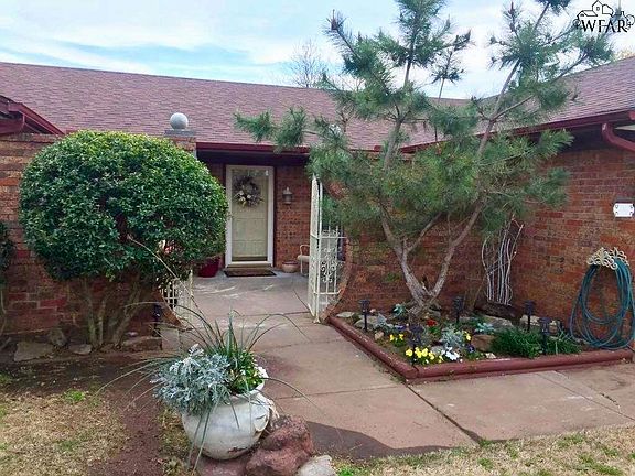 2nd image of 1027 Pawhuska Ln