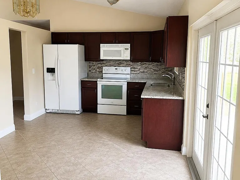 4231 SW 55th Ave — Photo 2