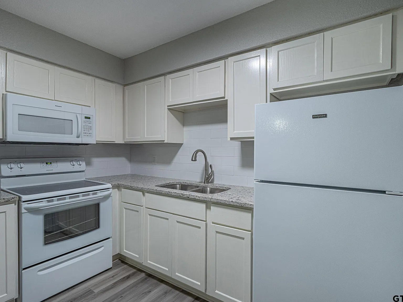 1 bed, 1.0 bath, 750 sqft, $950 — Photo 2