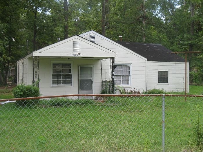 2nd image of 203 W Delano Ave