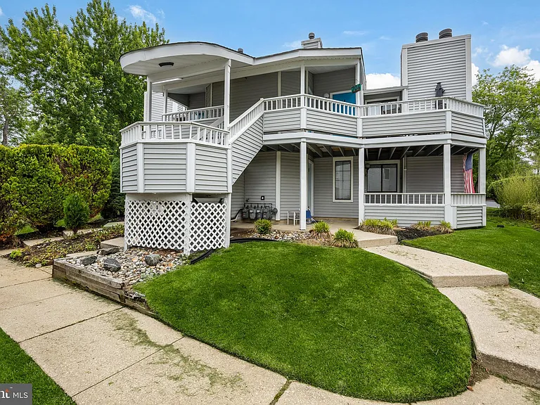 702 Abbey Ct — Photo 1